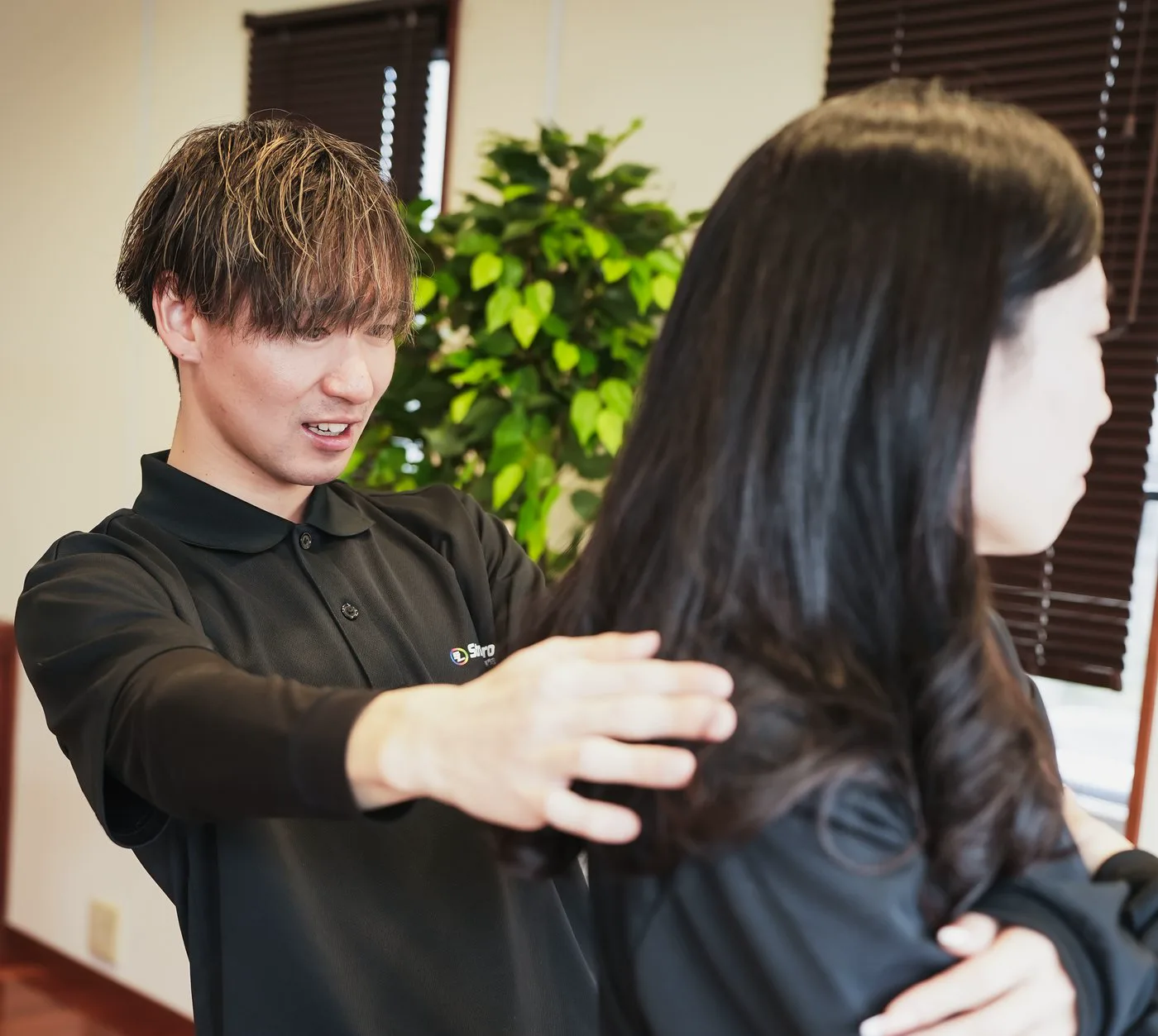 ストレッチゼロ本厚木店で産後の日常姿勢と動かし方を確認する様子